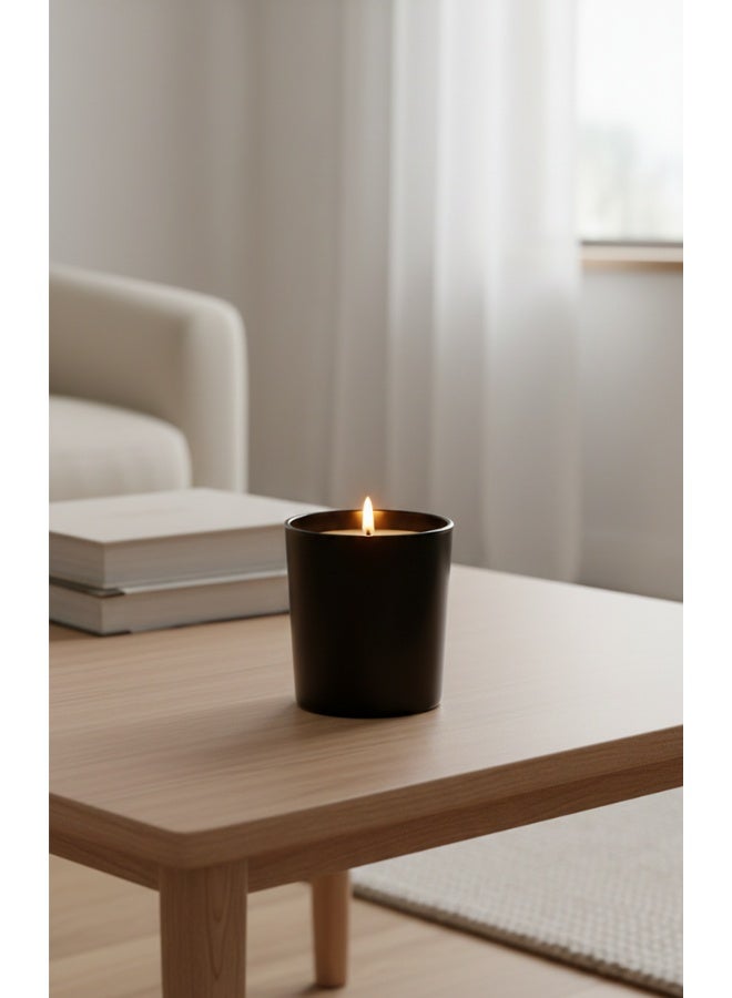 شمعة عطرية فاخرة مصنوعة من شمع الصويا الطبيعي 170 جرام مع فتيل واحد للاستخدام الطويل والاحتراق الآمن لمدة 42 ساعة، برائحة خشب الأرز الشمالي الغنية والعميقة، مثالية لتزيين المنزل، غرفة النوم، المكتب، غرفة المعيشة، القهوة، المتاجر، الأماكن العامة، ومناسبة لجميع المناسبات، بتصميم عصري أنيق وعاء أسود لامع يناسب الديكور المودرن والكلاسيكي ويضيف جوًا من الاسترخاء والهدوء والرفاهية، شمع أبيض طبيعي آمن وخالي من المواد الضارة، شمعة عطرية فاخرة عالية الجودة، مثالية للهدايا والديكور المنزلي والجلوس المريح. - Image 2